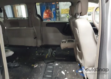 2011 Chrysler Town & Country Touring-L z USA, uszkodzony, nr VIN 2A4RR8DG6BR713510